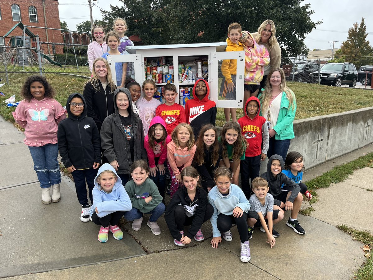 chloetomney's tweet photo. I LOVE @LPS_EIP ❤️

Yesterday I got to teach a lesson to @FRMrsCunningham 3rd grade class about compassion!! I wanted my lesson to go beyond the classroom so today our class took a walk to a local Little Free Pantry and stocked it with food! https://t.co/7XryS18pZa