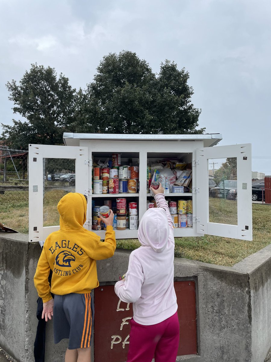 chloetomney's tweet photo. I LOVE @LPS_EIP ❤️

Yesterday I got to teach a lesson to @FRMrsCunningham 3rd grade class about compassion!! I wanted my lesson to go beyond the classroom so today our class took a walk to a local Little Free Pantry and stocked it with food! https://t.co/7XryS18pZa