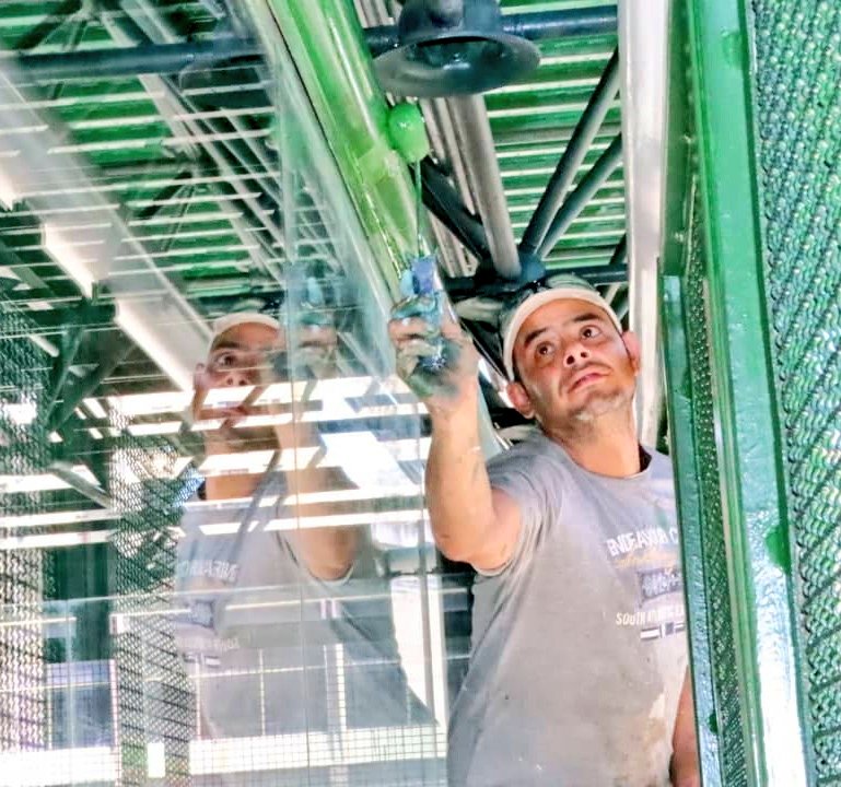 #EnFotos 📸 Como parte del Plan Integral #MetroSeMueveContigo @Bolipuertos_ efectúa diariamente labores de mantenimiento, rehabilitación y recuperación de los espacios de las estaciones del <a href="/metro_caracas/">Compañía Anónima Metro de Caracas</a> de La Paz y Artigas 👷🏽‍♂️ ¡Juntos por la recuperación del Sistema Subterraneo!