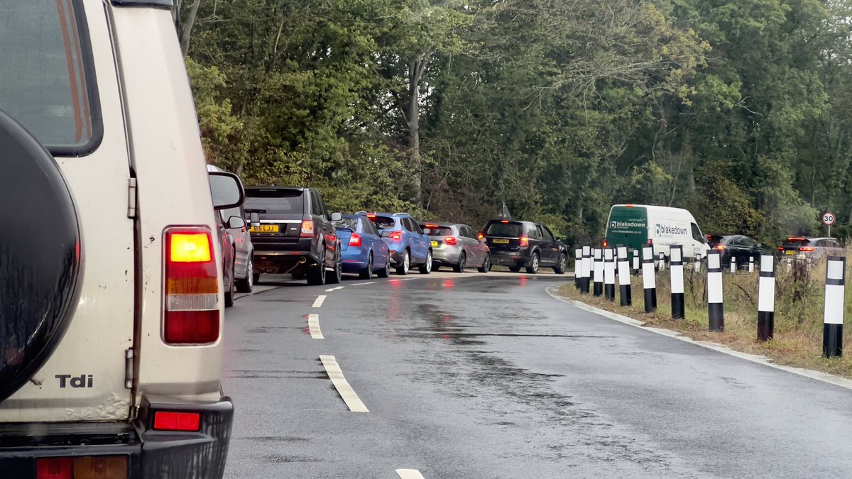 goldenphoto_pro's tweet photo. #FinnFarm Bridge, #Ashford. Chaos yet again.
#SouthEastKent
#kenttraffic https://t.co/rxDdLNxaGW