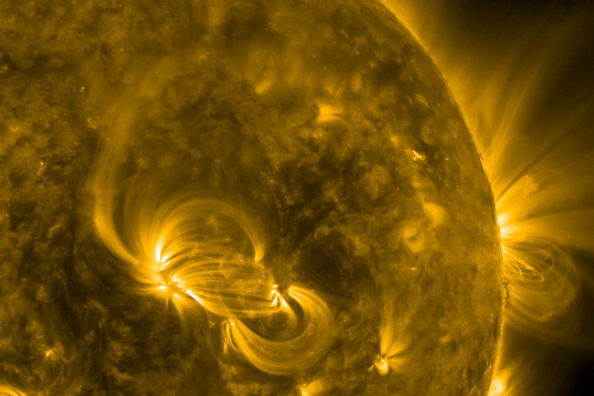CaraSantaMaria's tweet photo. Solar orbiter captures the first ever image of a magnetic solar switchback on the Sun. 😎
#Sun #SolarSwitchback #Solar #SolarObiter #SunImages
https://t.co/8rAaXURolh @universetoday https://t.co/YxvcpKBG8f