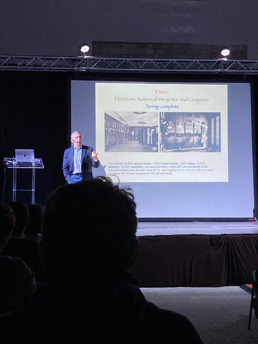 _a_l_s's tweet image. Il Prof. #Pascazio (Fisica, @unibait ) chiude la #QuantumWeek a Trani con un seminario sulla ‘rivoluzione quantistica’. 140 studenti da tutto il 🌍 per approfondire le sfide di domani! 💻⚛️