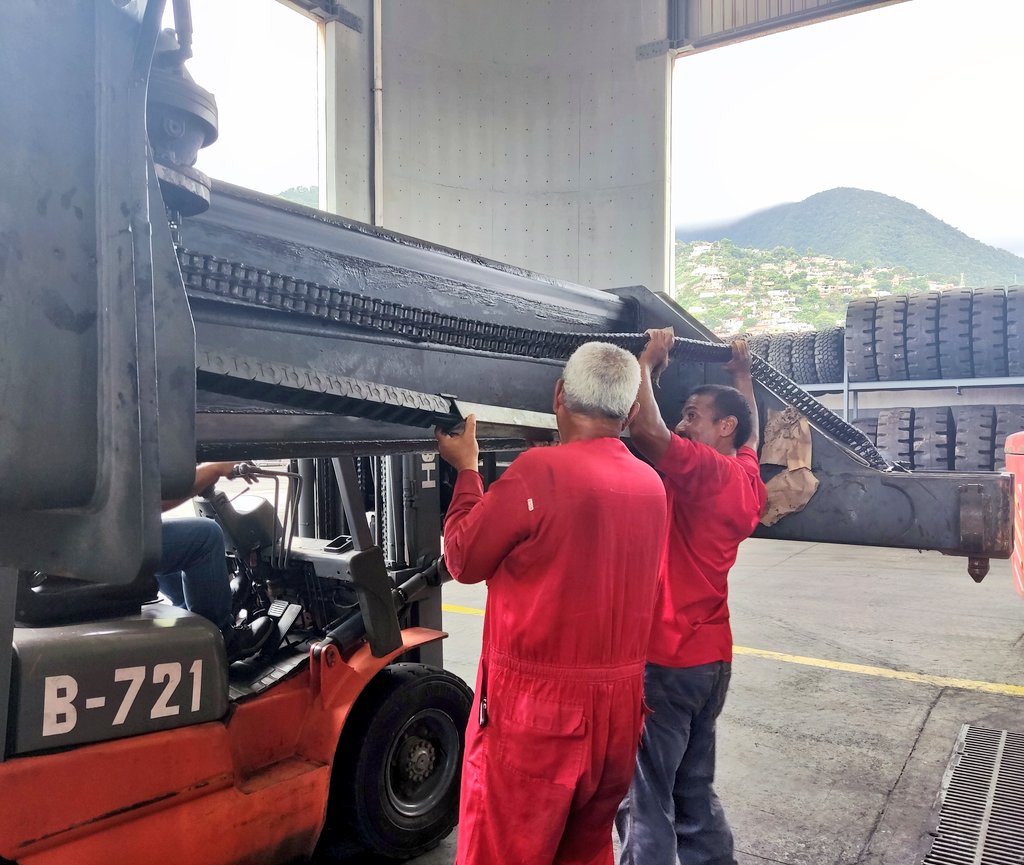 #Entérate 🏗️ En el Taller de Maquinaria de <a href="/BolipuertosTEC/">Bolipuertos TEC</a> se ejecutan trabajos en los spreader SM de 20 pies para realizar operaciones seguras y eficientes en el embarque y desembarque de carga suelta en Muelle Norte #23Sept #VivaElPoderPopular