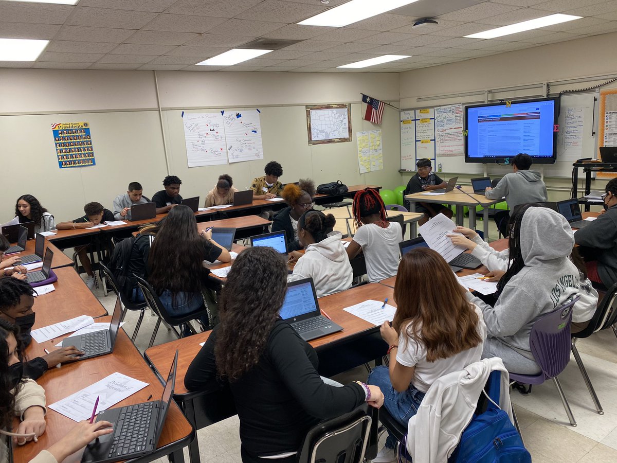 Students were excited for their digital scavenger hunt over the Declaration of Independence. Bringing the founding document alive! #makingourmark #trojanhistorians <a href="/TeagueMS_AISD/">Teague Middle School</a>