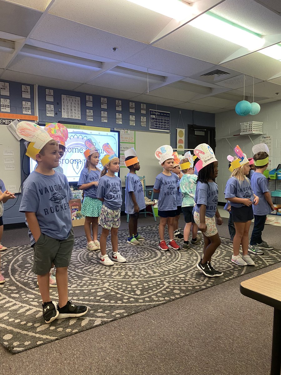 somesuburbanmom's tweet photo. @VaughanKinder & @VaughanRockets have some super amazing young readers!!! So impressed with Mrs. Bakerβs class and their progress this year. #wherereadingisfun #youngreaders #vaughanelementary #vaughanrockets #soaron πππ https://t.co/cEmBMGBY8r