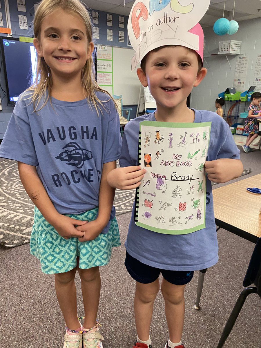 somesuburbanmom's tweet photo. @VaughanKinder & @VaughanRockets have some super amazing young readers!!! So impressed with Mrs. Bakerβs class and their progress this year. #wherereadingisfun #youngreaders #vaughanelementary #vaughanrockets #soaron πππ https://t.co/cEmBMGBY8r
