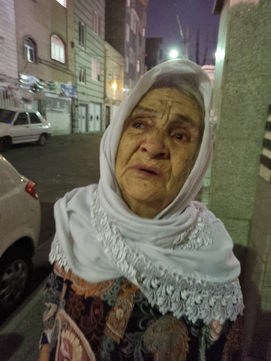 khabgard's tweet photo. برای مادر ٨٠ ساله و مریض‌احوال رفیقم در یک محله در جنوب تهران که جلوی در ایستاده بود و به خانواده‌ها پناه می‌داد و اشک‌آور خورد.
#مهسا_امینی #Mahsa_Amini https://t.co/OdXlJI2xPA