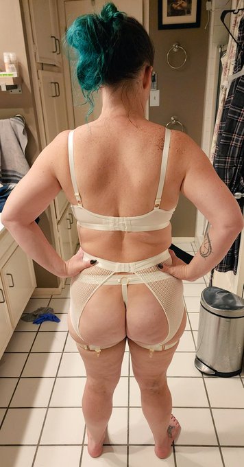 Who else thinks white gives off goddess vibes? https://t.co/qJz4tWwrc7