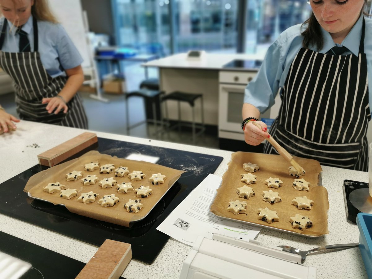 MCS_DT's tweet photo. Year 11 preparing for open evening next week 🙌👨🏻‍🍳👩🏾‍🍳🍋🍰🍪🧁@LearnWithMCS https://t.co/Y5FWgmP7xN