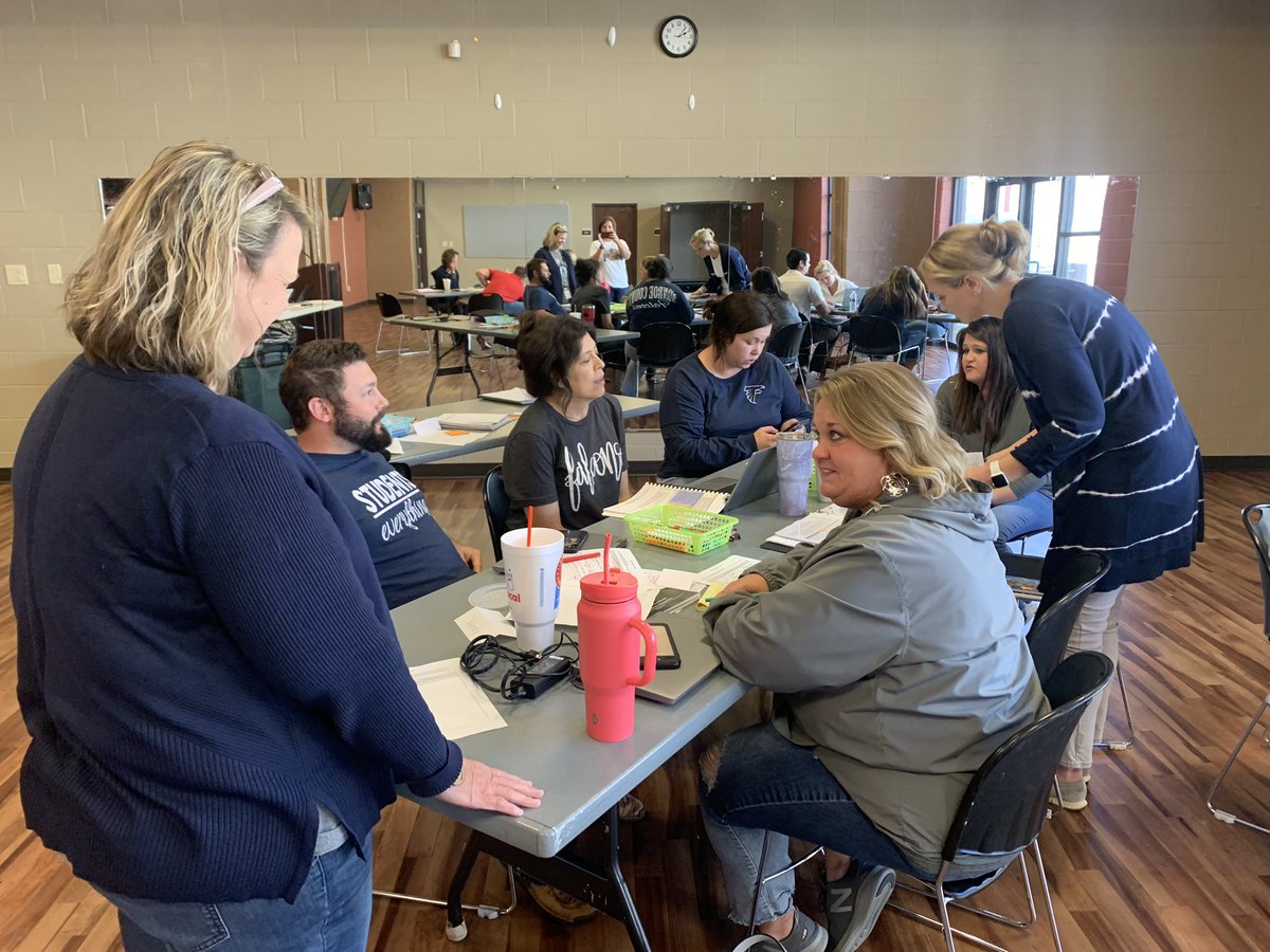 JenniAberli's tweet image. Talk about collaboration!  @monroekyschools science teachers from elem, middle &amp;amp; high schools all sitting together talking literacy &amp;amp; alignment. Yes!! @mrskatelinking @ThompsonWind @heathergeralds @CTLonline #adlit #ctlalm