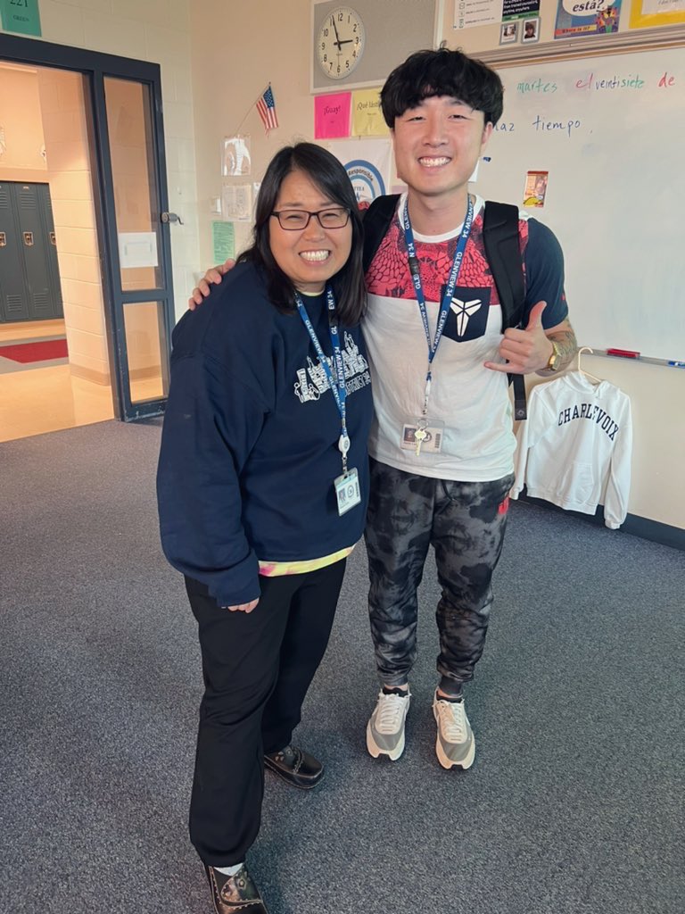 A day of professional learning for teachers with our Assistant Superintendent for Multilingual Services! @raquelkim1102 <a href="/glenview34/">Glenview District 34</a> #WeAreD34