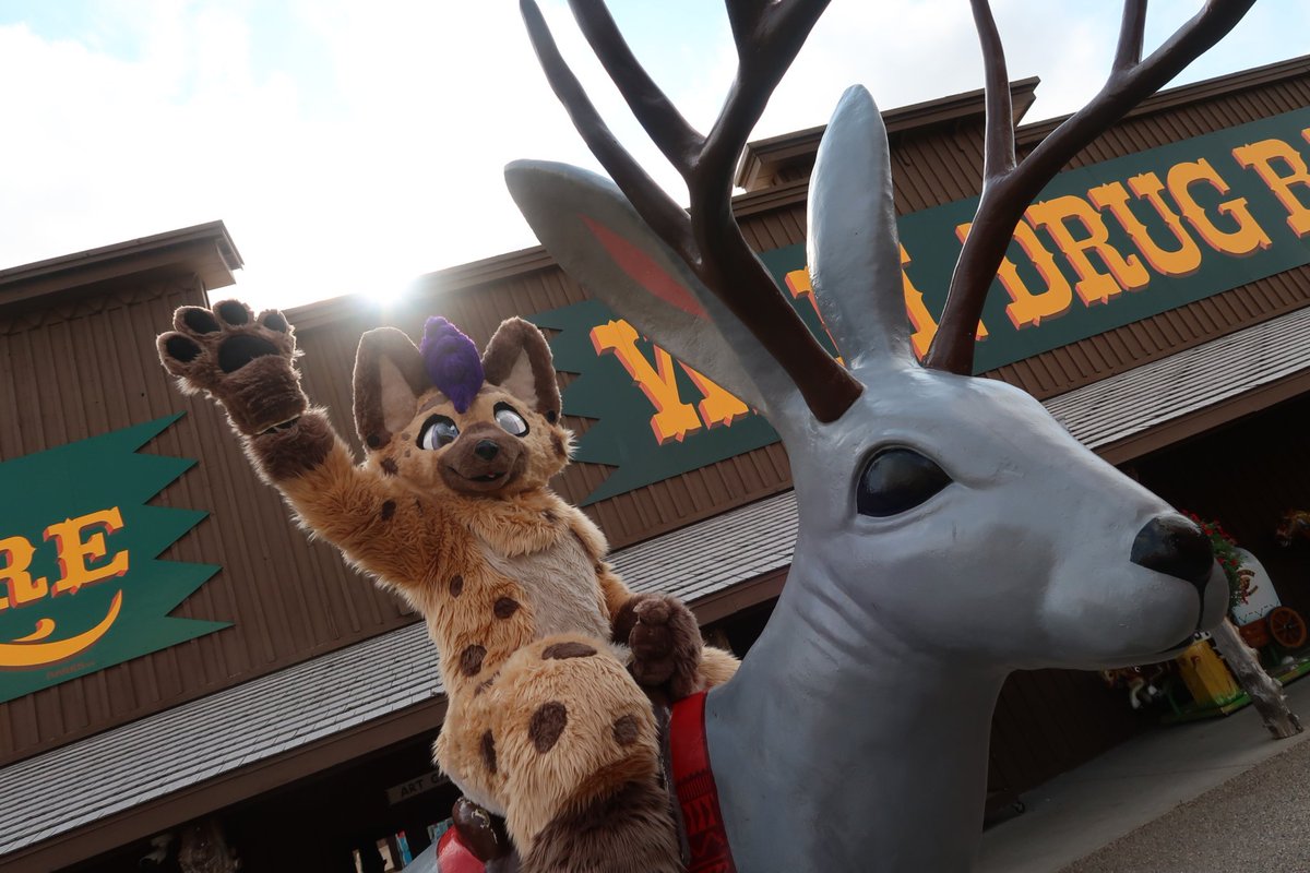 lobstar85's tweet photo. Hi ho Silver!

ハイー ホー シルバー!

#kemono #kemonofursuit #furry #furryfandom #FursuitFriday #yeen #walldrug #jackelope

✂️ @RSKemono
📸 @Ariadear
🏛️ @WallDrug https://t.co/bnN7tqENII