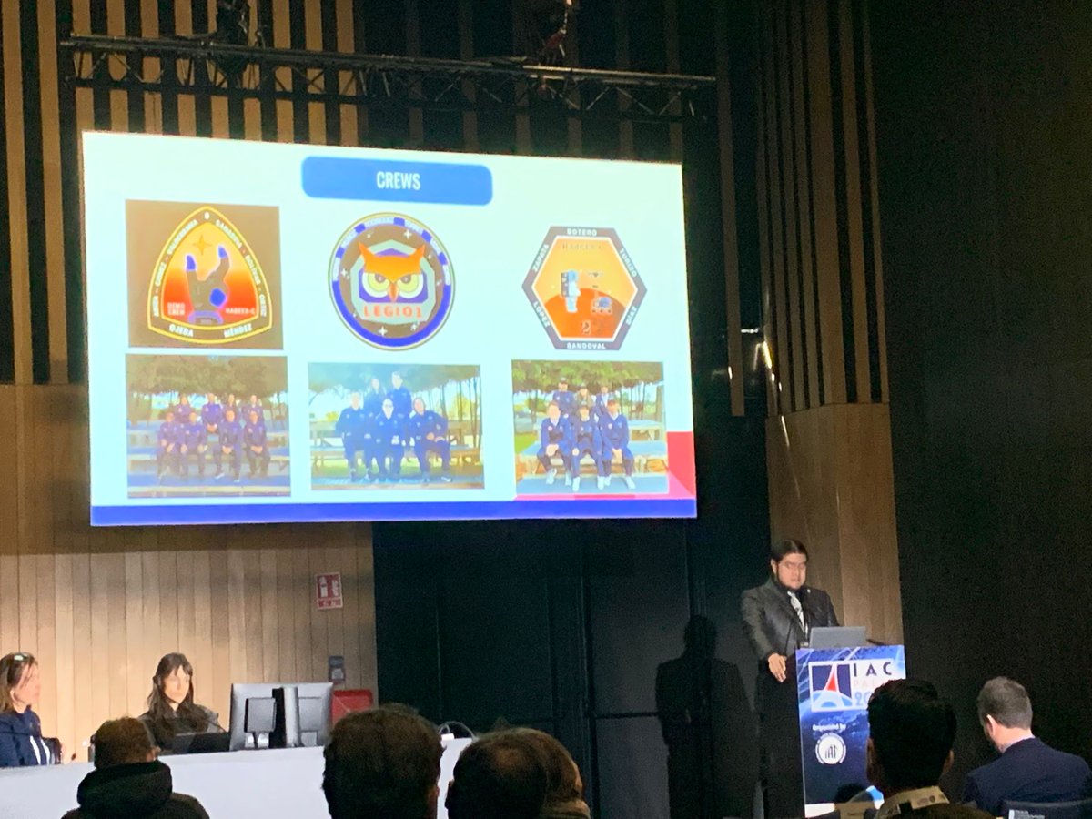 El #IAC2022 terminó ayer en #París, y esta postal queda de recuerdo: <a href="/oscar6ojeda/">oscar6ojeda</a> representando a 🇨🇴, y de fondo, la crew demo de <a href="/FundCydonia/">Fundación Cydonia</a>, #Legi01 y la #TripulaciónEAR.

<a href="/alejaboterob/">ماريا🪐 🦦 Maria Alegandra B ²</a> <a href="/cazorrom1/">camilo andres</a> <a href="/IvannaMC23/">Ivanna Medina</a> <a href="/Mapaz_Rodriguez/">Marie Potter 🦉</a> @acma_mde <a href="/AeroEspacioUdeA/">Aeroespacial UdeA</a> <a href="/GIDAUN/">GIDA-UN</a>