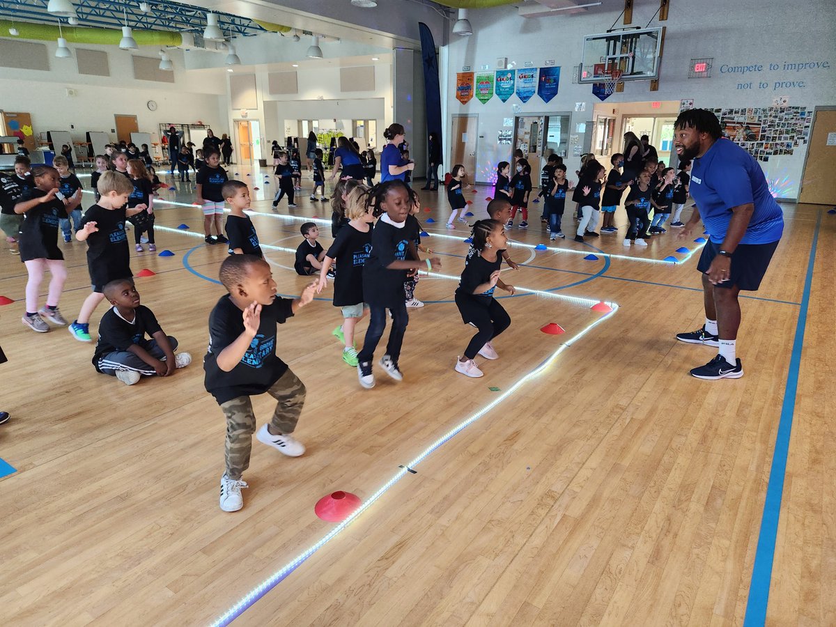 So much fun raising money for our school! <a href="/pgesflyers/">Pleasant Grove Elem</a> #boosterthon #dancefit #sunshades #kindergarten 🎉🤩❤️