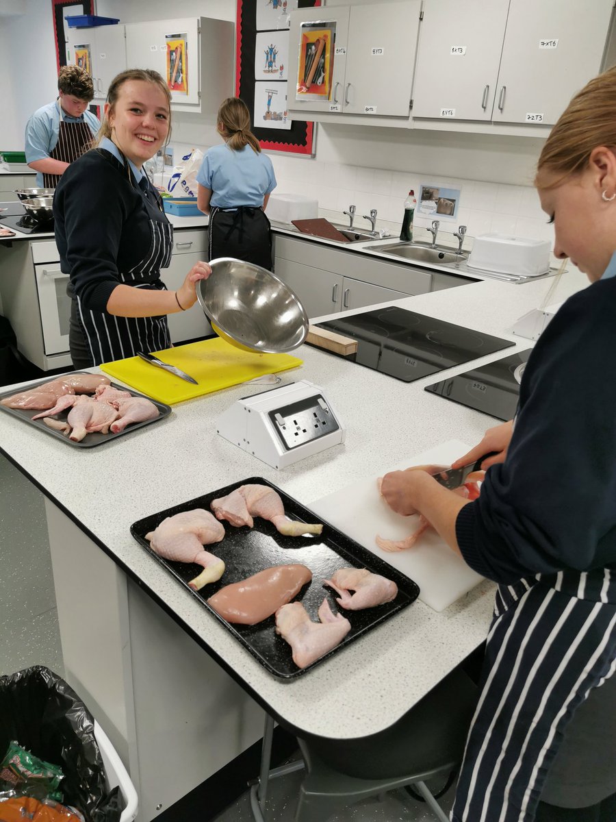 MCS_DT's tweet photo. Some excellent skills showcased in today practical with our new year 10s in Hospitality and Catering.
Today they mastered some essential life skills with portioning a chicken.
🍗🐔🐤🙌👩🏾‍🍳👨🏻‍🍳
@LearnWithMCS https://t.co/tacGiJ7hZx