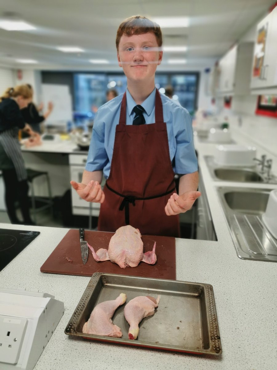 MCS_DT's tweet photo. Some excellent skills showcased in today practical with our new year 10s in Hospitality and Catering.
Today they mastered some essential life skills with portioning a chicken.
🍗🐔🐤🙌👩🏾‍🍳👨🏻‍🍳
@LearnWithMCS https://t.co/tacGiJ7hZx