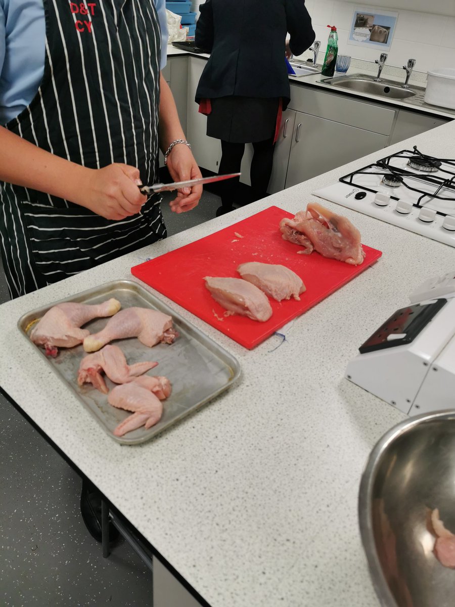 MCS_DT's tweet photo. Some excellent skills showcased in today practical with our new year 10s in Hospitality and Catering.
Today they mastered some essential life skills with portioning a chicken.
🍗🐔🐤🙌👩🏾‍🍳👨🏻‍🍳
@LearnWithMCS https://t.co/tacGiJ7hZx