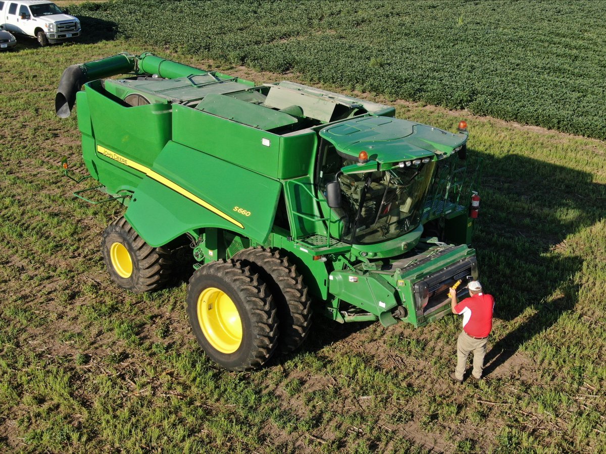 agronomybadger's tweet photo. Great article from @UNLNateDorsey, @UNLWeedSci @agtechluan on combine cleaning. Had the chance to spend a fun week teaching combine cleaning earlier summer with this team. Preventing Weed Seed Distribution from Combines from @UNL_Cropwatch https://t.co/G45ie3hu9M https://t.co/65AGB6z1Yj