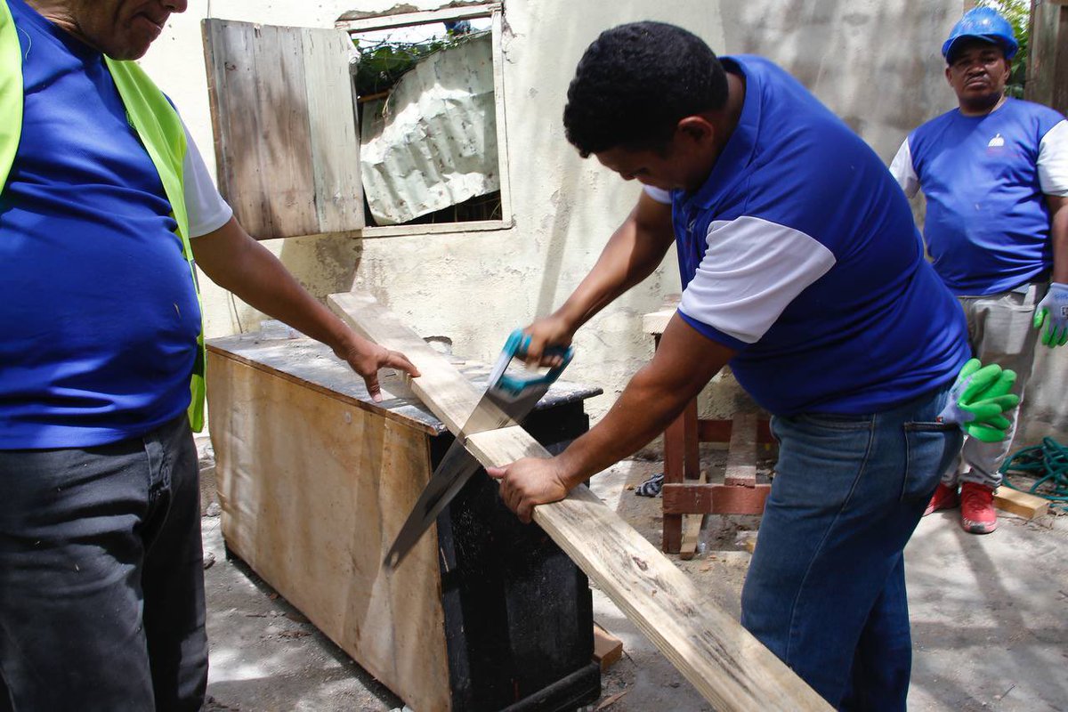 neneycabrera's tweet photo. Nuestra institución ha continuado en La Romana en su día #4 tras el paso del #huracánFiona, como nos designó nuestro Pdte. @luisabinader en una jornada a tiempo completo de limpieza, distribución de alimentos y reconstrucción de viviendas en infraestructuras. https://t.co/KCBWSG9RCy