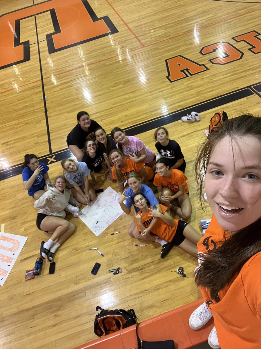 ChieftainVolley's tweet photo. Poster day for Homecoming prep! https://t.co/mHwGJ0ML2Z