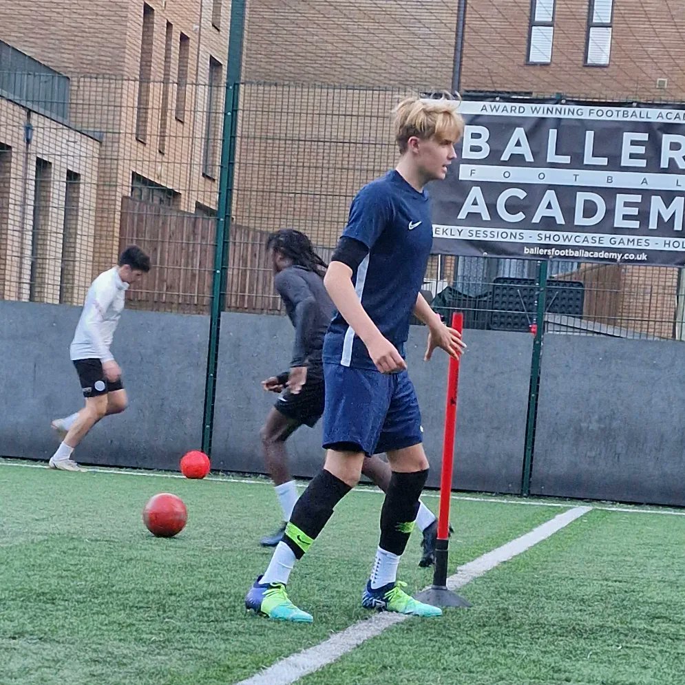 BallersAcademy_'s tweet photo. ๐
ฑ๐
ฐ๐
ป๐
ป๐
ด๐๐ ๐
ฐ๐
ฒ๐
ฐ๐
ณ๐
ด๐
ผ๐
Todays invitationals worked on rondos, running with the ball under pressure, passing patterns and small sided games ๐ฅ๐ฅ๐ฅ๐ฅ
#friday #invitationals #se16
@WISE16 @WorgInfo #ballers #ballersacademy https://t.co/DnWRU0iCsr