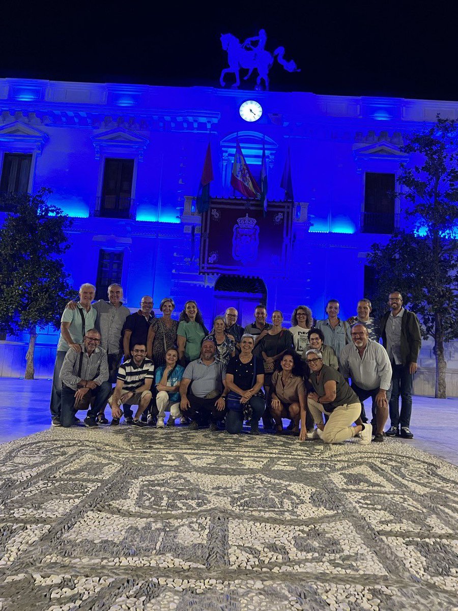 ASOGRA_'s tweet photo. En ASOGRA seguimos de celebración, disfrutando del alumbrado turquesa con estas fotos de familia con motivo del #DILS2022. Gracias a la colaboración de @SubdeGobGranada @dipgra @aytogr #PersonasSordas https://t.co/p5KslYCAe0