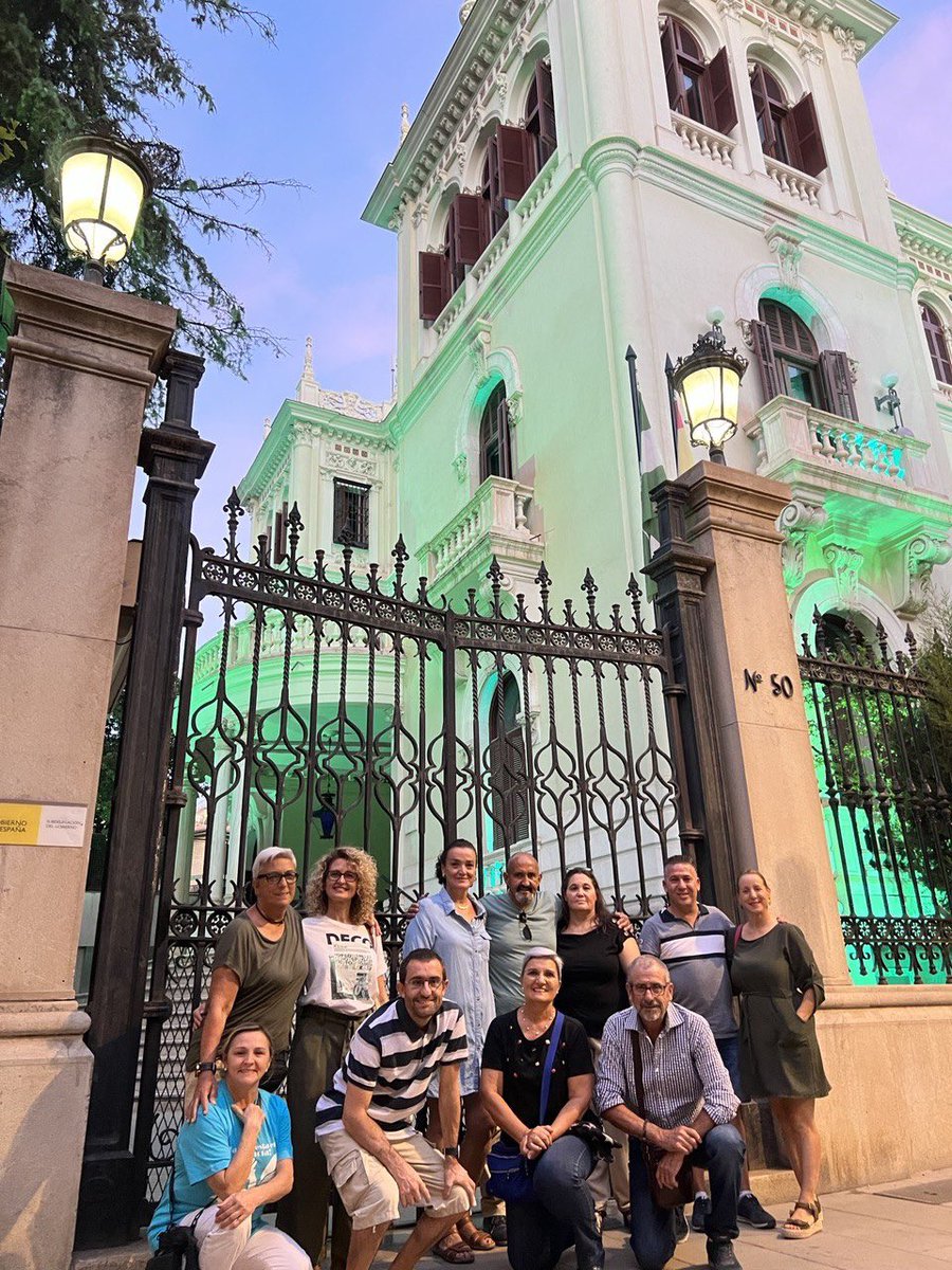 ASOGRA_'s tweet photo. En ASOGRA seguimos de celebración, disfrutando del alumbrado turquesa con estas fotos de familia con motivo del #DILS2022. Gracias a la colaboración de @SubdeGobGranada @dipgra @aytogr #PersonasSordas https://t.co/p5KslYCAe0
