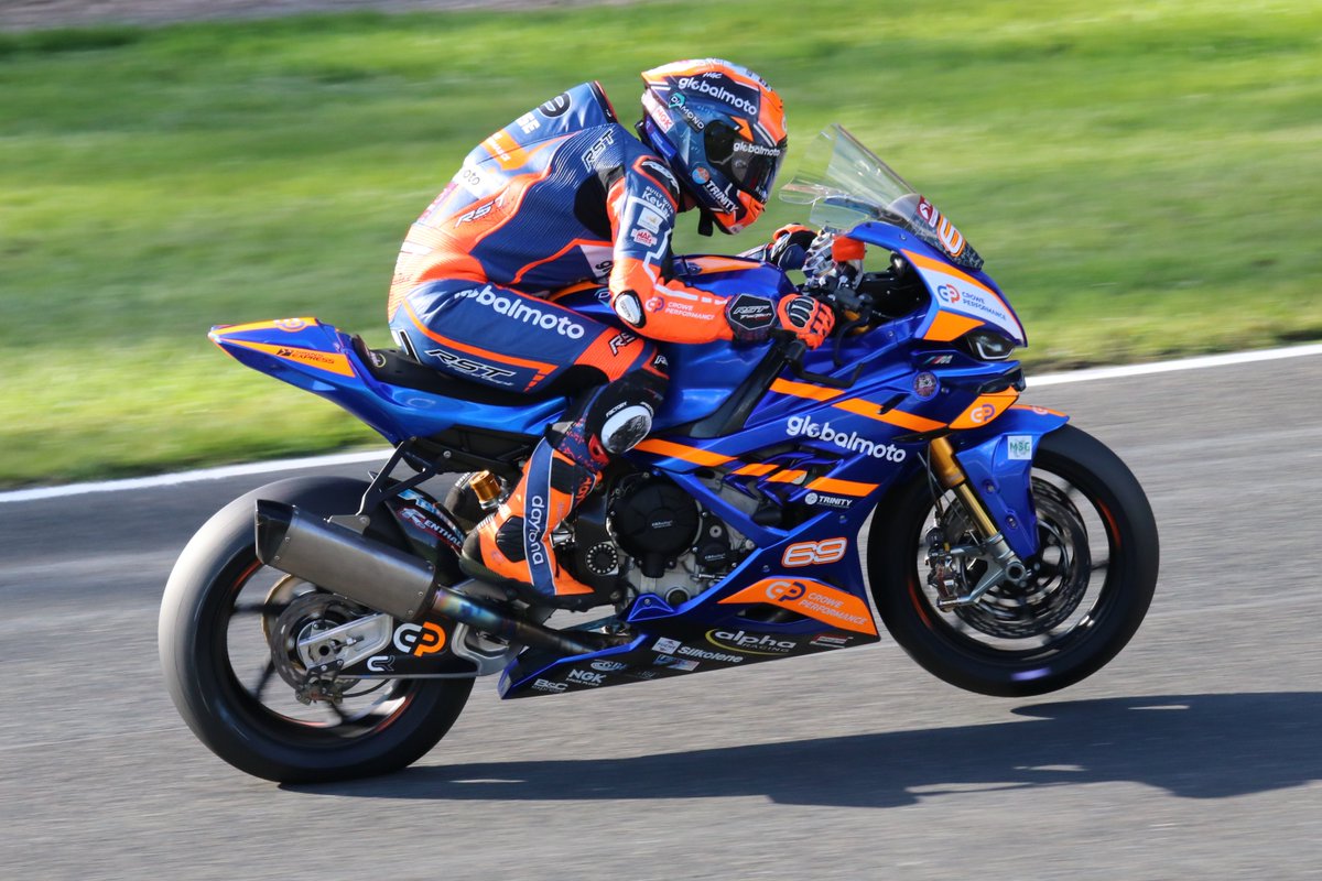 ArcherHeulwen's tweet photo. @ChrissyRouse @motorbikepod
Looks like Chrissy is having a Wheelie good at run at Oulton Park today @OfficialBSB @Oulton_Park #chrissyrouse #Croweperformance https://t.co/jMaAVPuOmL