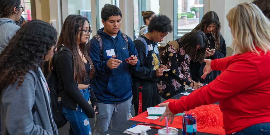 williamjewell's tweet photo. In honor of #HispanicHeritageMonth, Jewell and @HDFKC hosted "Inclusivity for a Stronger Nation." Students toured campus, played games with members of the #JewellFamily and enjoyed lunch! We closed with students learning about careers and internships. #ProudCommunityPartner https://t.co/mh6XdJhXuN