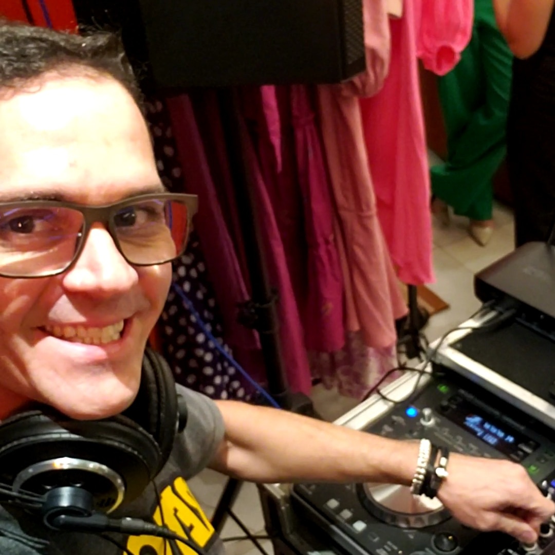 djtoc6's tweet photo. Really happy doing what I love, djing in a gourgeous event. #djlife https://t.co/pKHh55f5pN