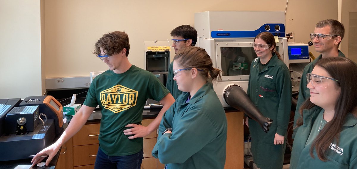 ProfJuliaChan's tweet photo. SolidStateSquirrels love research! Here we have Trent a @DOE SCGR fellow showing group members a new experiment @Baylor @BaylorCBC https://t.co/HGf3R0J0eA