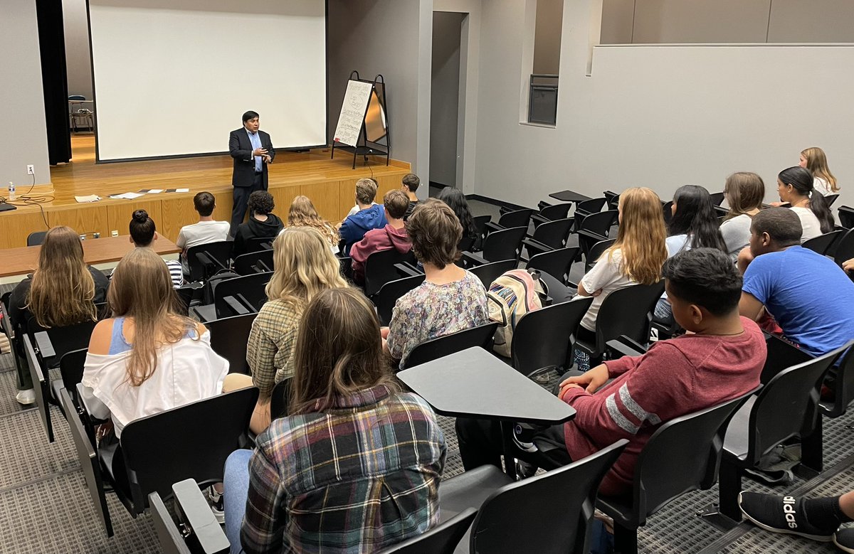 SoudyLanguages's tweet photo. Thank you to @rudytellez for speaking to our students today about his career as an interpreter. The students also experienced consecutive and simultaneous interpretation. A great day! https://t.co/YzrUpi9vom