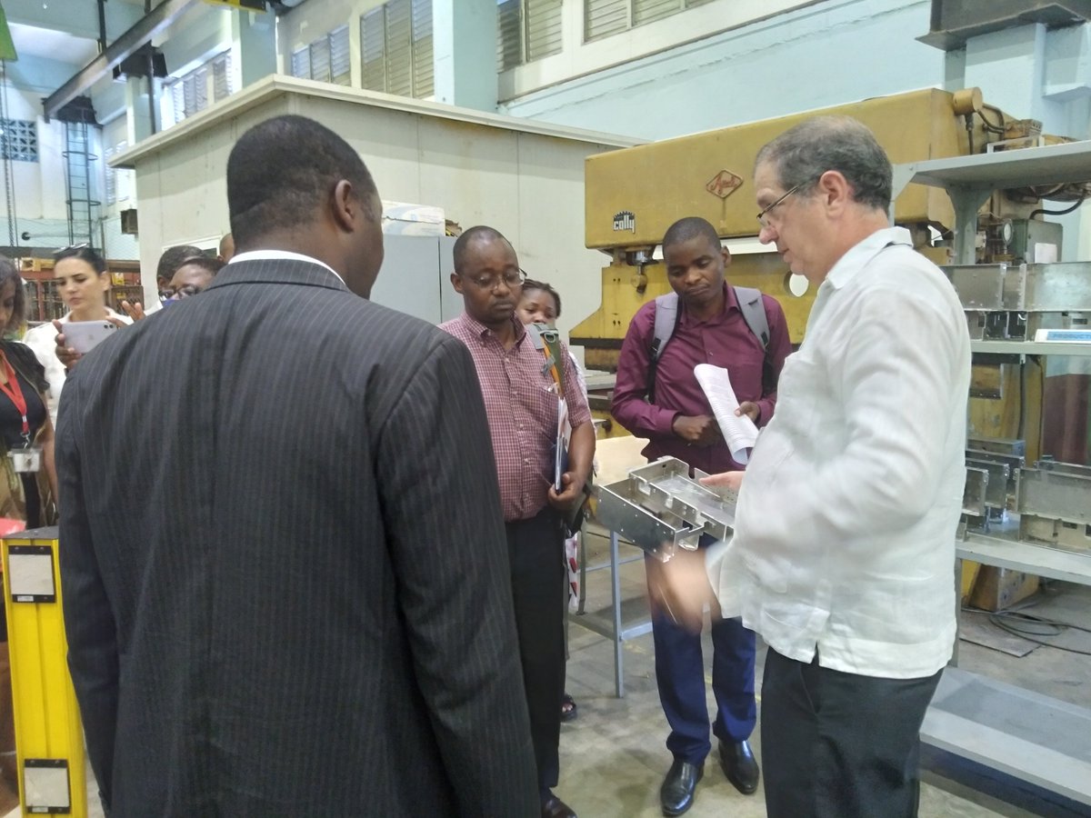 CombiomedC's tweet photo. Durante el encuentro, el Director General, MSc. Arlem L. Fernández, ofreció un recorrido por las instalaciones de la empresa, donde se les mostró las principales áreas productivas y una representación de los equipos que conforman nuestras líneas de producción. https://t.co/za8mwNolnX
