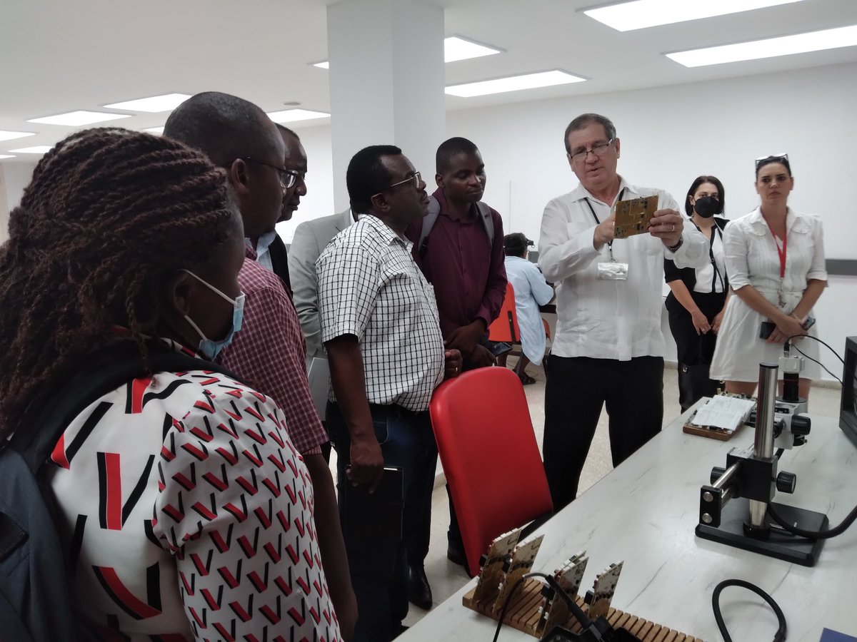 CombiomedC's tweet photo. Durante el encuentro, el Director General, MSc. Arlem L. Fernández, ofreció un recorrido por las instalaciones de la empresa, donde se les mostró las principales áreas productivas y una representación de los equipos que conforman nuestras líneas de producción. https://t.co/za8mwNolnX
