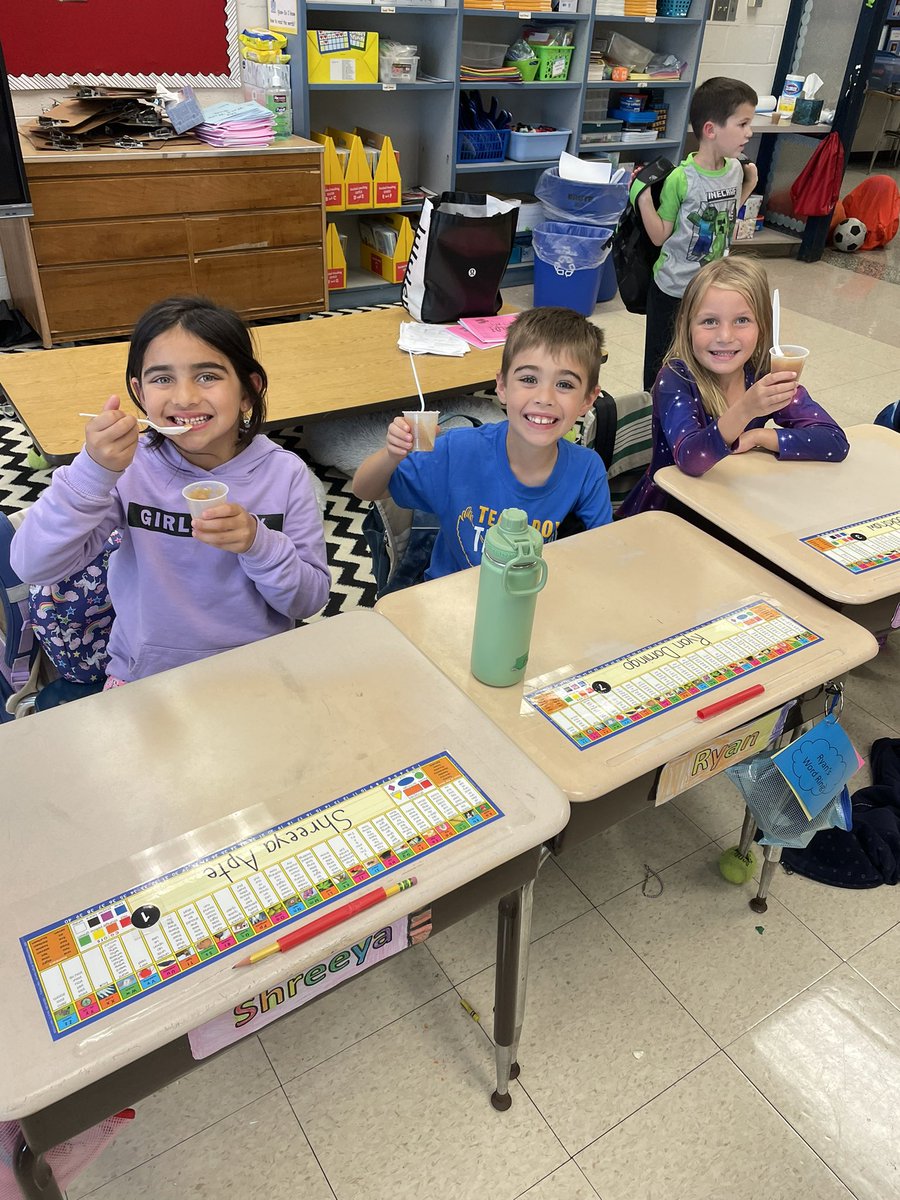 CR_Kschley's tweet photo. hAPPy Friday! Today we celebrated Johnny Appleseed Day. We celebrated by doing several activities, including an apple craft, apple graphing and making applesauce (our favorite!). Our fab firsties had the best day.🍎#teamdoyle https://t.co/F6Pghv4QtX