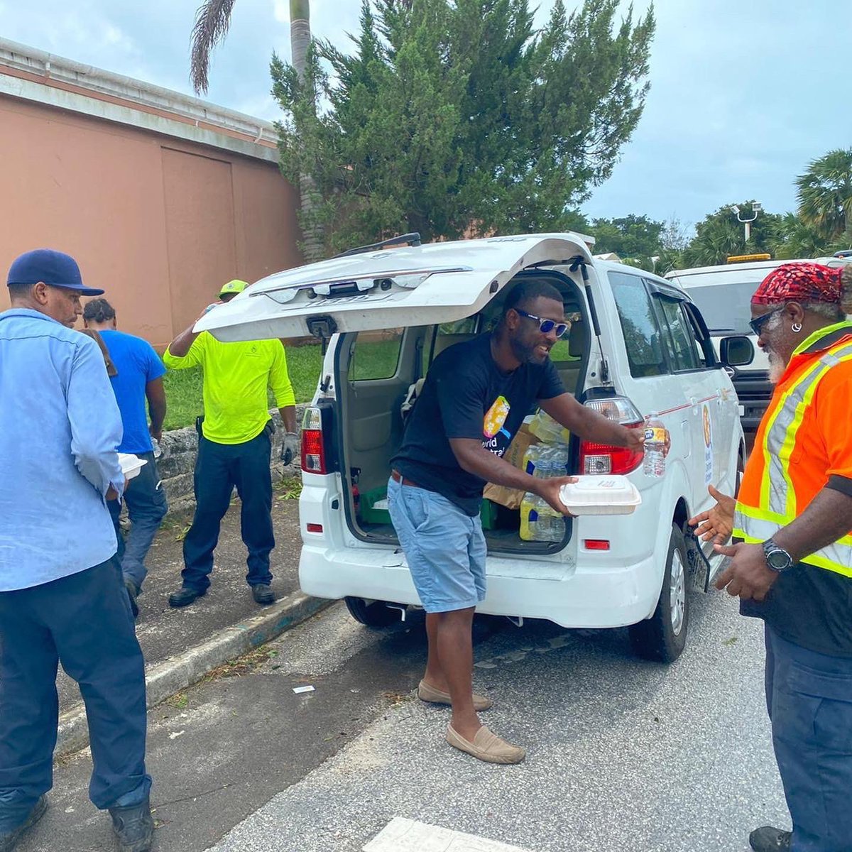 Supporting the community impacted by #HurricaneFiona in St. George's, Bermuda, WCK is serving fresh meals to families & clean up crews clearing the roads. As Fiona heads to 🇨🇦 we’re also stationing our team in Nova Scotia to prepare for the storm’s arrival. #ChefsForTheWorld