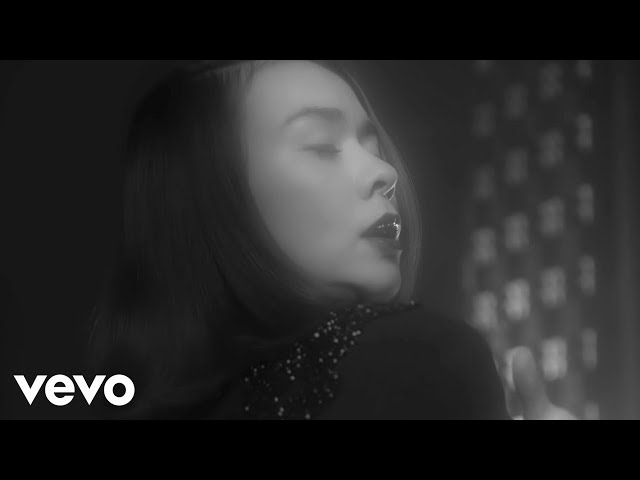 RocknRabbitHole's tweet photo. Take an end of day break with us each day at 4:20 as we celebrate an Indie artist.

Today's track is the 2018 song from Mitski, Washing Machine Heart

Music News at https://t.co/MMS45dvIIx

https://t.co/2eDlifD5T1

#videooftheday #music #musicvideo #rabbitholemusic #indie https://t.co/qRbsjQJFyS