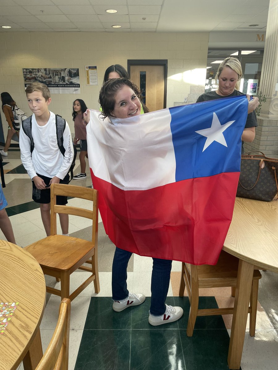Profe_Inchauste's tweet photo. Another fun day at the Mill celebrating Hispanic Heritage Month. Viernes de fiesta! @AMMSLions https://t.co/2jNGwK0hfL