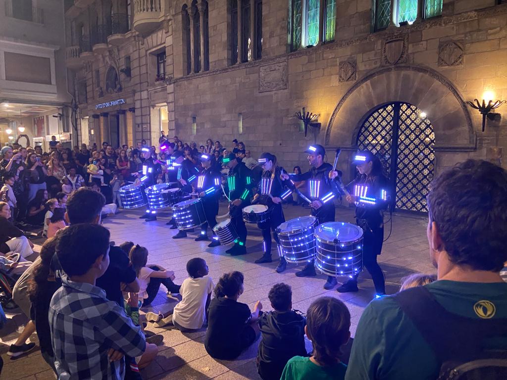 ercpaeria's tweet photo. 📢 Queda inaugurada #LaTemporada ‼️ El regidor de @cultura_lleida, @jrutllant, il·luminat amb la posta en escena de @brincadeiraBCN amb #Perculights, un espectacle en moviment entre plaça Paeria i Sant Joan on el ritme, la percussió i la llum han estat els protagonistes 🤩 https://t.co/qtLStM0duk