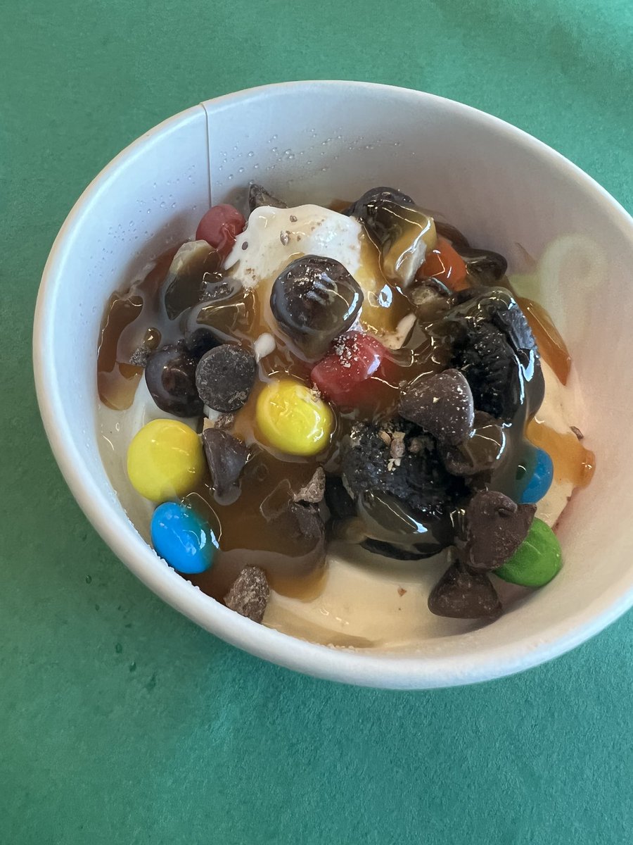 LorenaS85614044's tweet photo. We had our first Student Leadership Team meeting today to discuss roles and responsibilities. It’s the first of many as we build a community of leaders at UP. A big thank you to Menchie’s for your generosity! #RootedTogether @KarstenMitchell @UnionParkElem https://t.co/lFNDy8HzDP