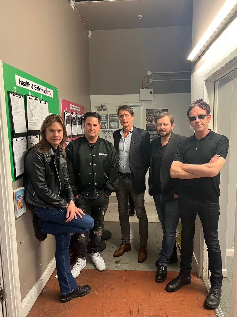 Suede looking like the science dept in a midlands secondary school