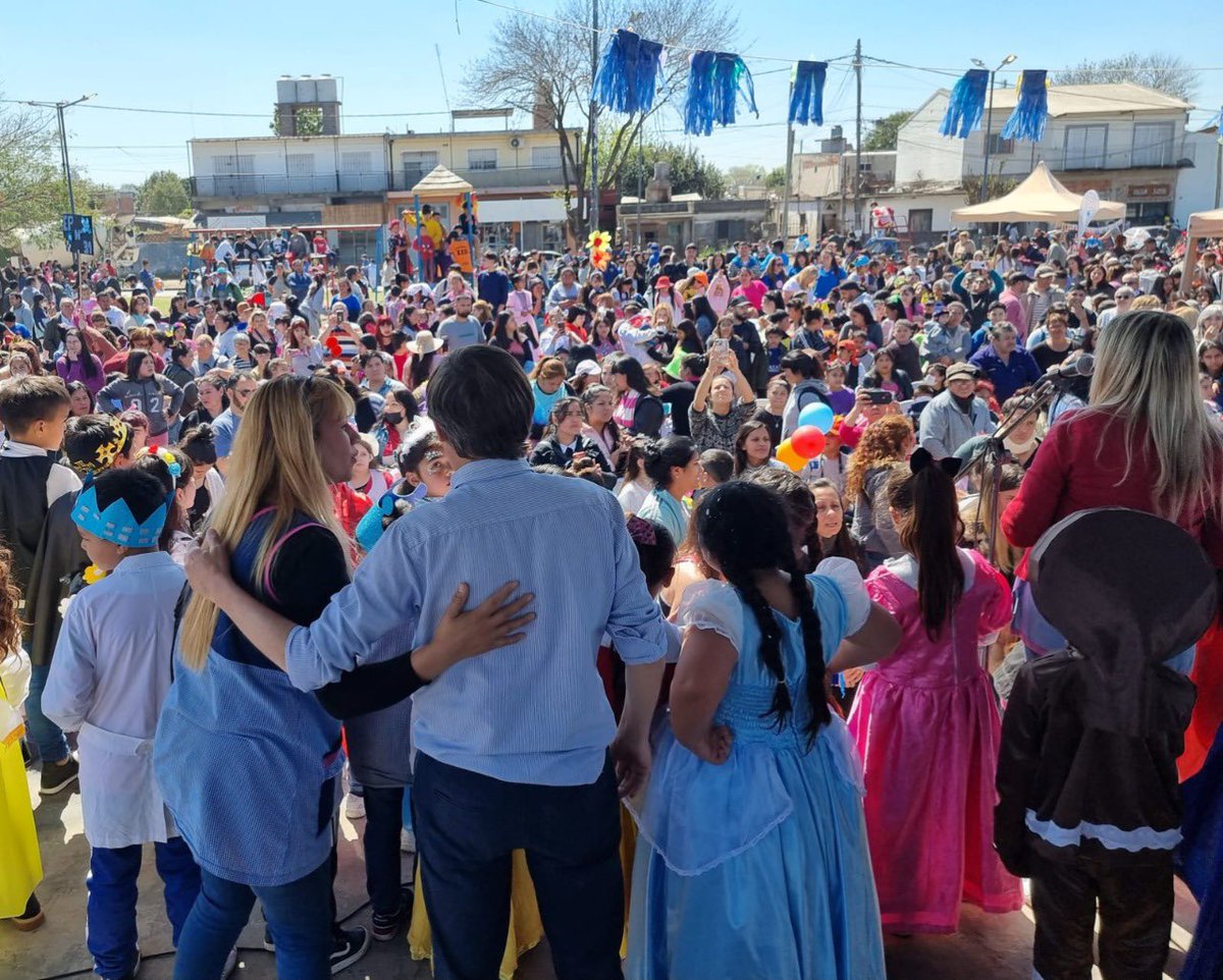 jaimemendezh's tweet photo. Hoy, en Santa Brígida, participamos del clásico desfile de carrozas que todos los años realizan escuelas, otras instituciones y vecinos de la zona, una de las fiestas barriales más lindas, coloridas e importantes de San Miguel https://t.co/vT4F7iwcXv