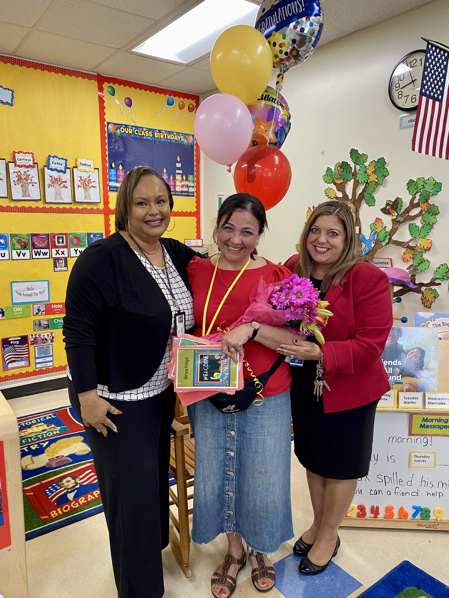 MullerMagnet's tweet photo. We are SO proud of our head start teacher, Ms. Tawadros! She was awarded the Florida Head Start Association Teacher of the Year Award! 👏🏻🐊💙💛 @MullerMagnet @SDHCMagnet @HillsboroughSch https://t.co/WRB2EWL4B4