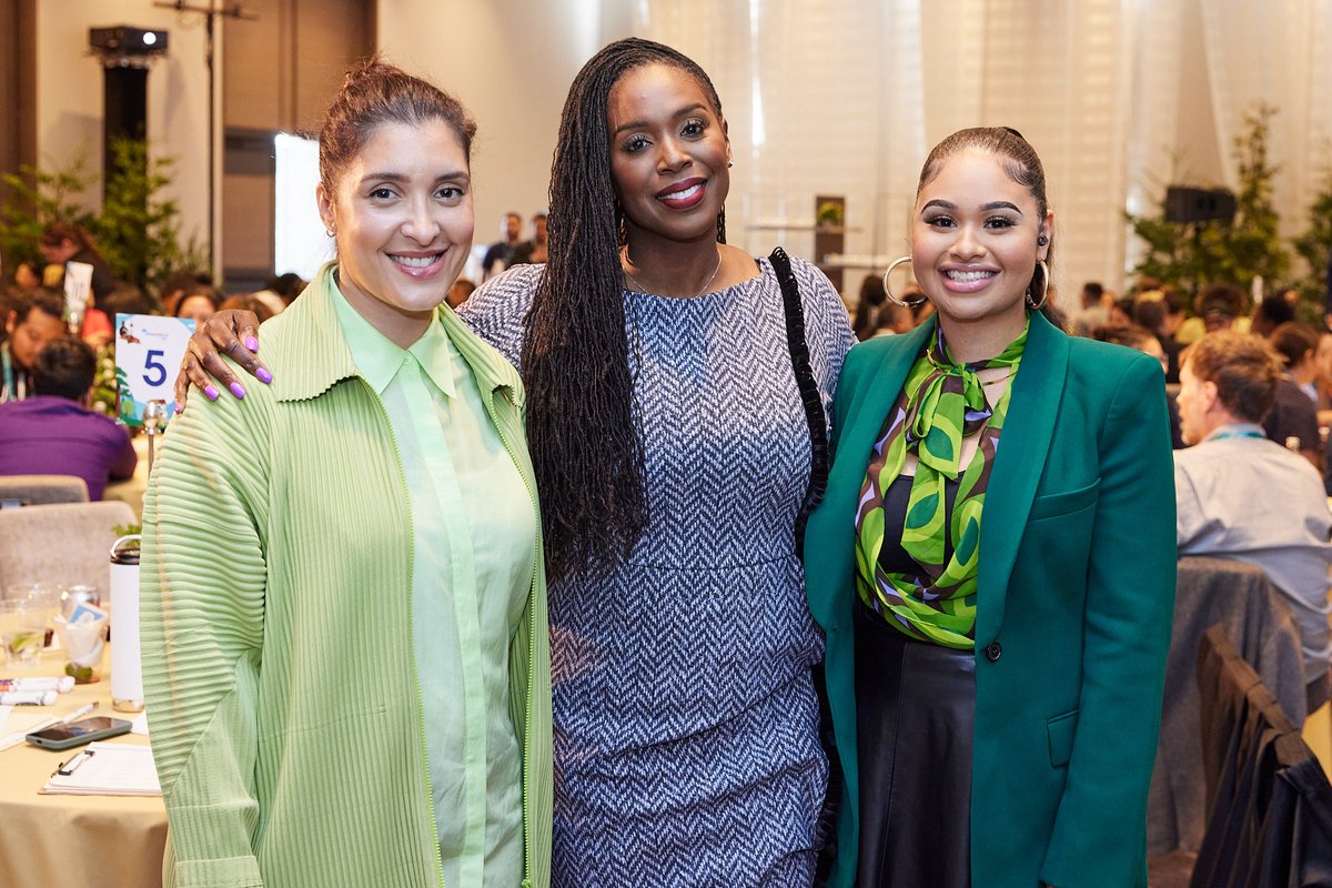 EbonyBeckwith's tweet image. #FutureExecSummit was next level this year! 200 young people from @YearUpBayArea and @coop_cx, surprise guests, #BossTalks with @NathScar, social networking...and so much more! Congrats to the team on another great event 🎉