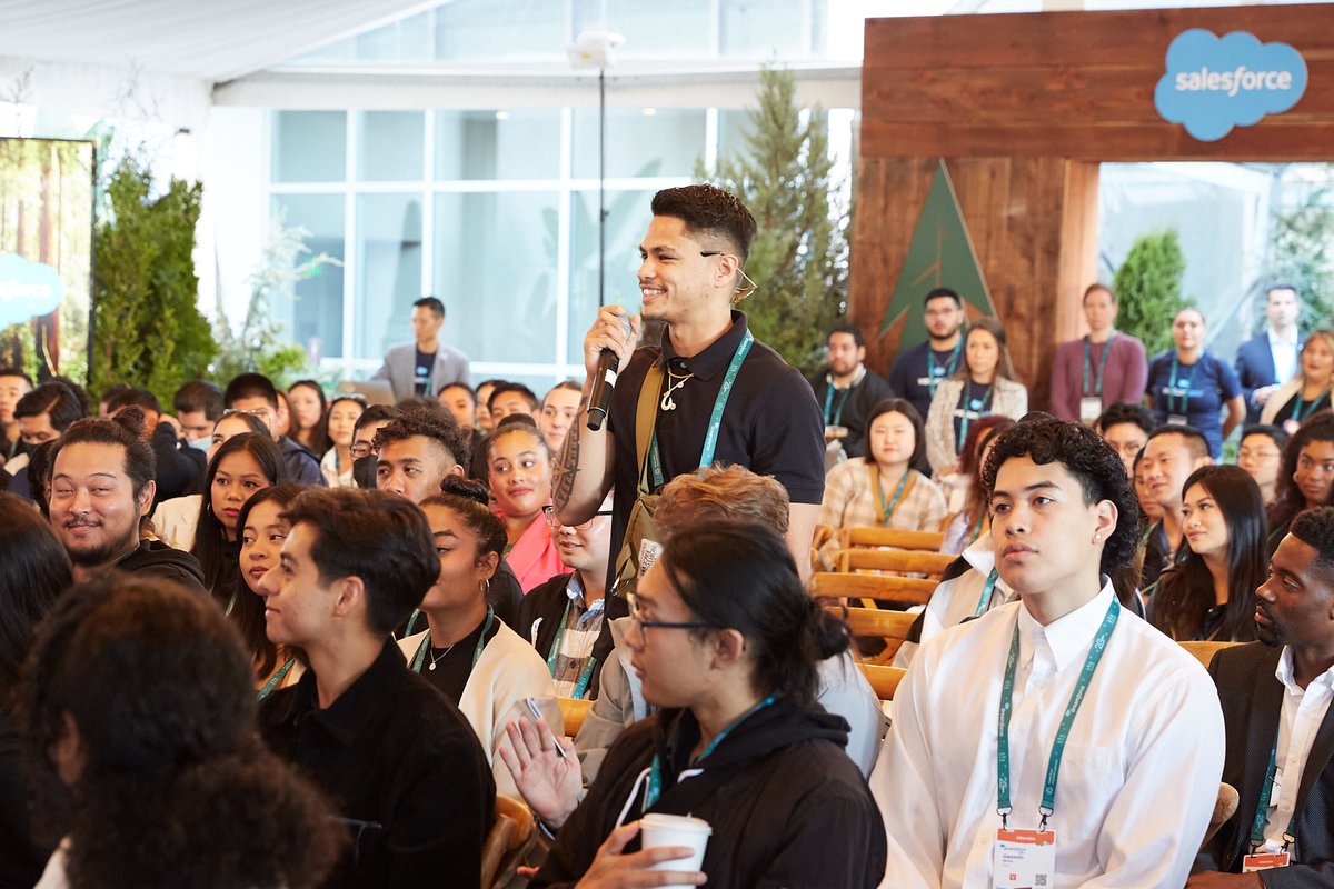 EbonyBeckwith's tweet image. #FutureExecSummit was next level this year! 200 young people from @YearUpBayArea and @coop_cx, surprise guests, #BossTalks with @NathScar, social networking...and so much more! Congrats to the team on another great event 🎉