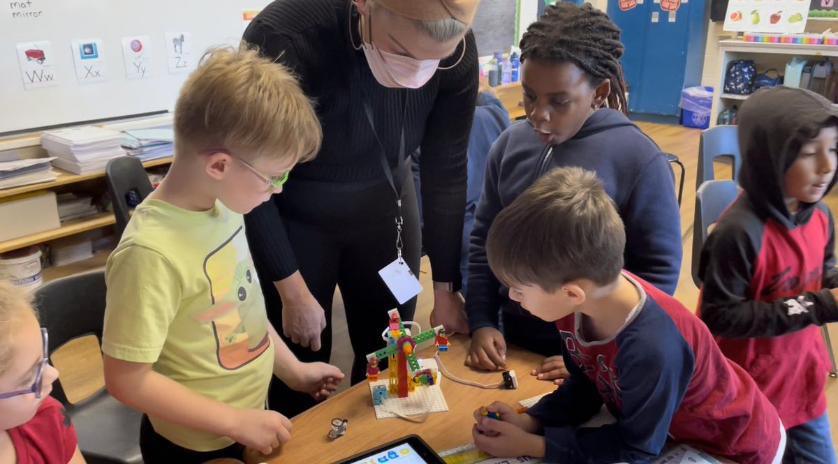 EvelinNiemiec's tweet photo. Les élèves de 1re année de Mme Dmitrovich ont construit et codé des grandes roues 🎡 en classe de sciences aujourd'hui ! Quel après-midi passionnant et engageant🥰@steuces @fsl_HWCDSB  #STIM https://t.co/Ygo9kZ6c5j