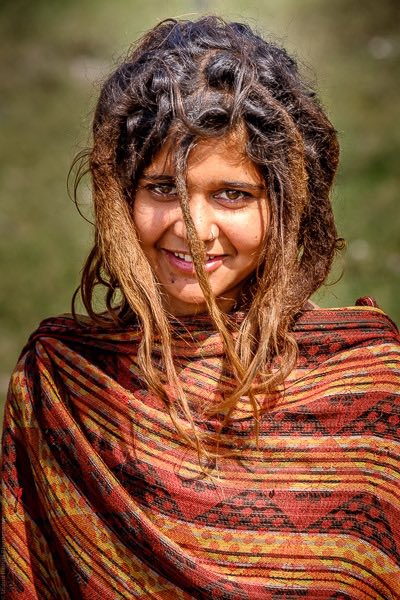 Shahidhashmi's tweet photo. @NikonUSA While on assignment at the #HolaMoholla festival in Anandpur Sahib, India, came across this girl on the Highway just outside Kiratpur Sahib #gurdwara. And before I could get over my thoughts of why she has to beg and not be at school, she was lost in the crowd. Hope she’s well. https://t.co/RmKDx2eEmW