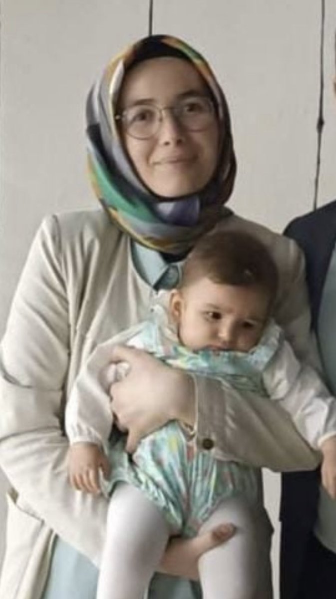 HemmedAliAslan's tweet photo. Tüm aile cezaevinde !

Din Kültürü Öğretmeni Büşra Çulha, eşi ve 8 aylık Bahar dün tutuklanarak Edirne Cezaevi’ne gönderildi.

Yasalara göre hamile kadınlar ve bebekli kadınlar tutuksuz yargılanır ya da cezaları ertelenir. 

SekizAylıkBahar Tutuklandı

HaberinizVarMı https://t.co/aMwrxnvzPI