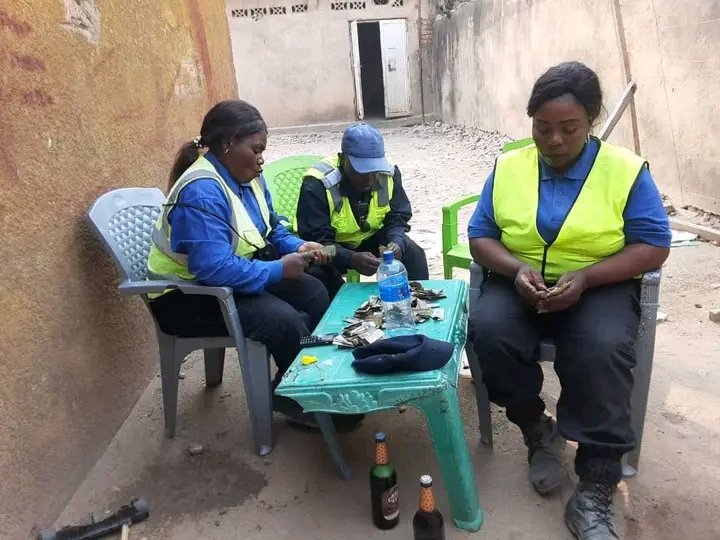 IsralMutombo11's tweet photo. Qu'est-ce qu'on peut bien attendre d'une telle police de circulation routière en #RDC? https://t.co/qAMaH3mzEf