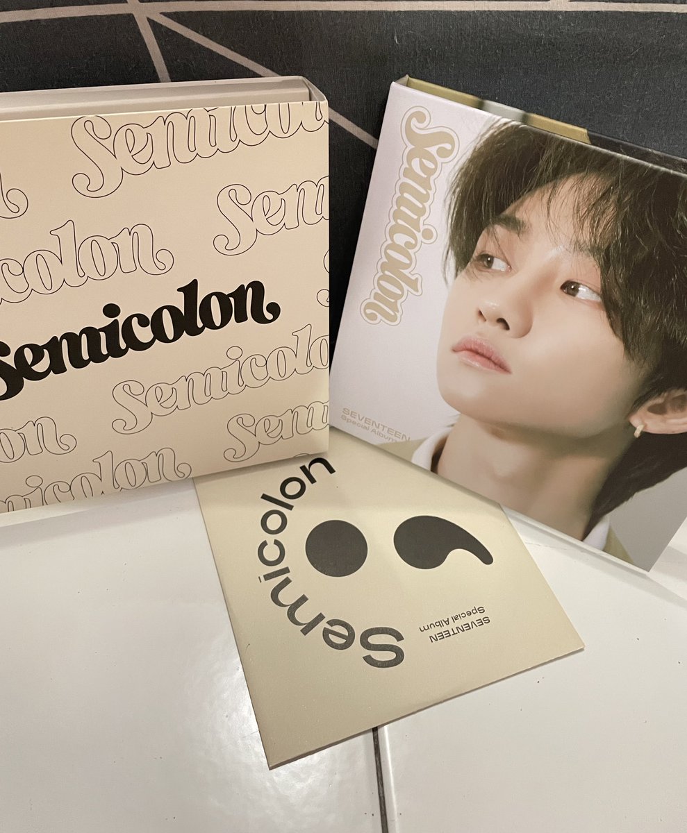 Karena waktu itu aku janji kalo bisa nonton #BETHESUNinJKT aku mau giveaway album. Jadi album ini mau aku kasih ke carat yang pertama kali sapa aku + kasih liat bukti kalau udh retweet tweet ini. Thank you🥰